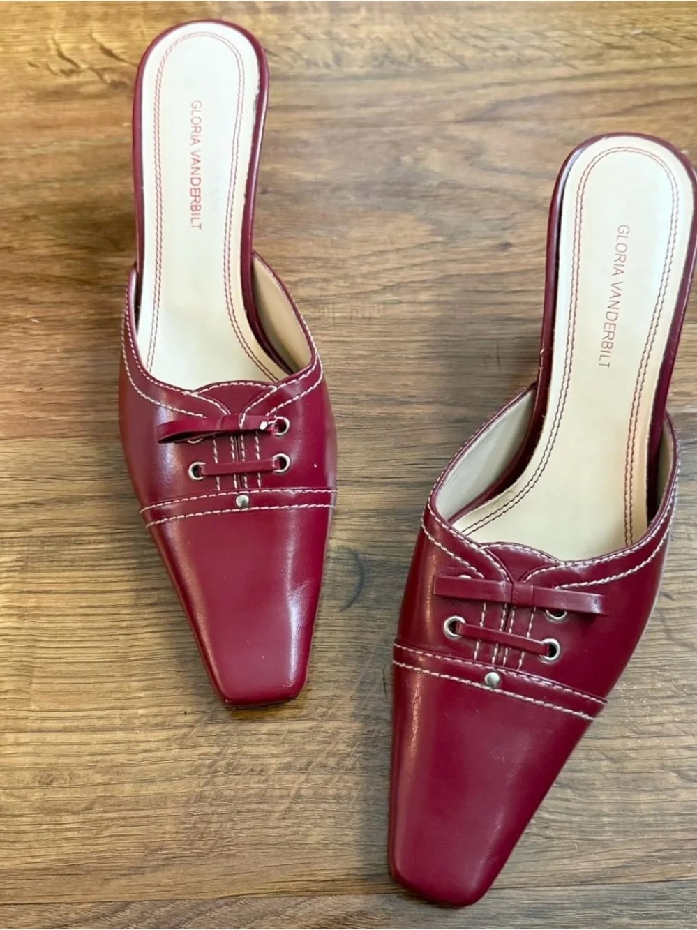 Vintage Gloria Vanderbilt Red Slip On Kitten Heels. Size: 6